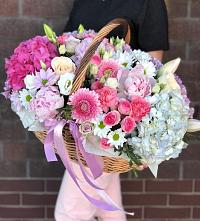 Цветочная композиция из Розы, Хризантемы, Пионы и Лизиантусы в корзине в Первомайском Республика Крым