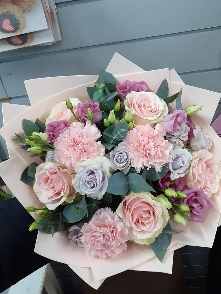 Букет цветов из: Розы, Гвоздики и Лизиантусы в Первомайском Республика Крым